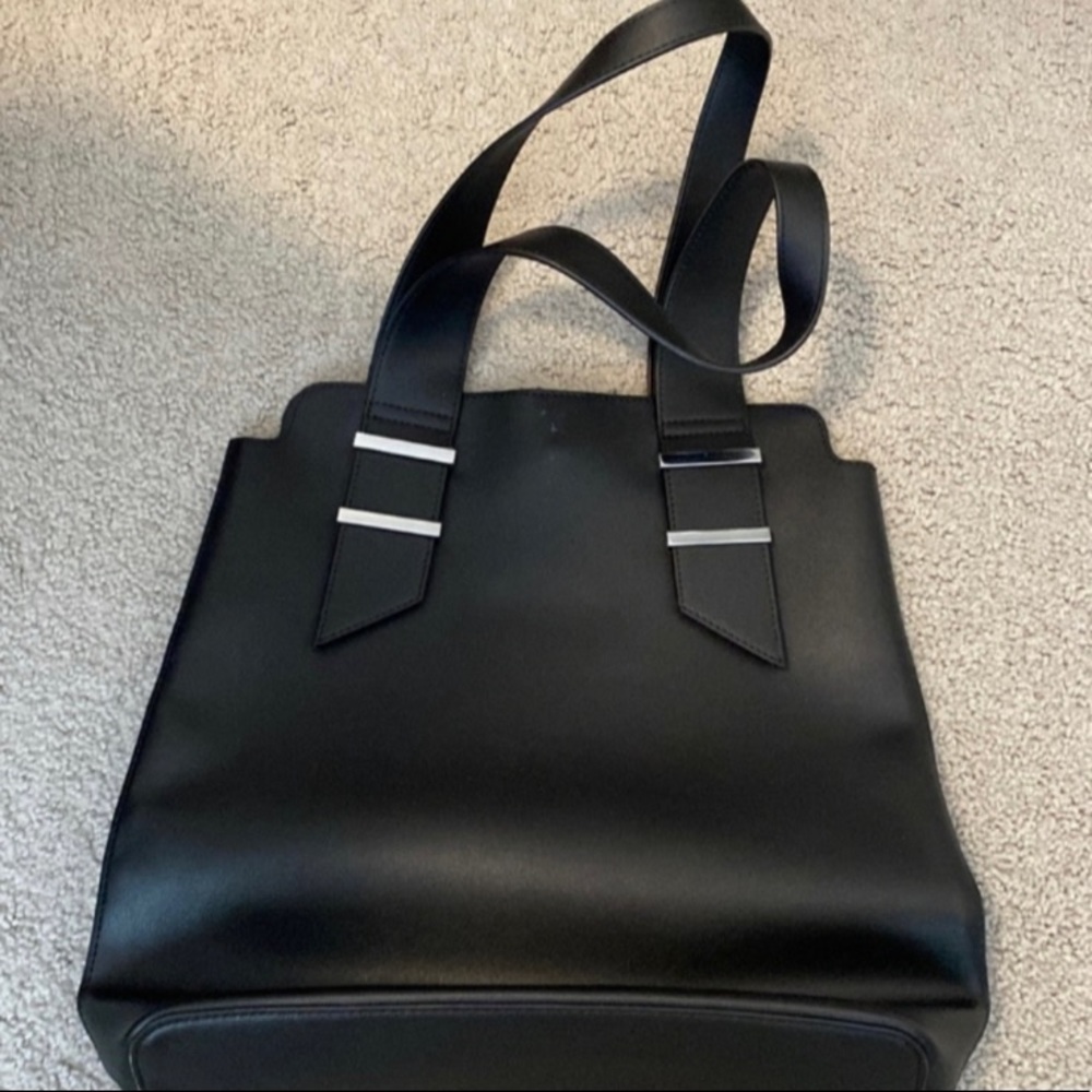 Fashionable tote and shoulder bag